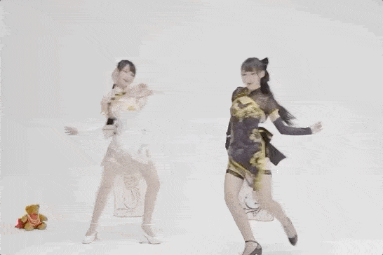 不管从服装的选择,舞蹈的力度还是画面的设计,咬人猫都做得努力与用心