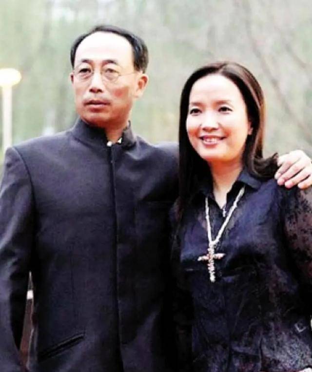 原创吕丽萍三段婚姻:一婚给了张丰毅,二婚丈夫猝死,三婚嫁给孙海英