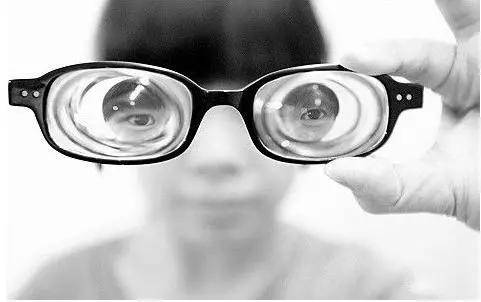 嗨视力眼健康丨高度近视的人,为什么更容易被眼底病"找上门"?