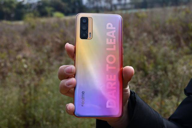 游戏|realme V15测评：锦鲤外观+50W闪充，体验不输旗舰