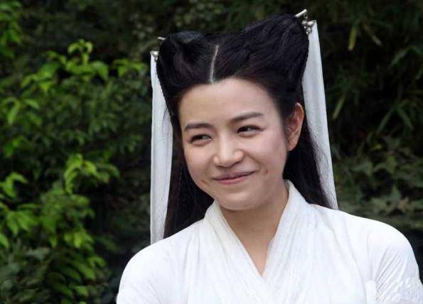 37岁陈妍希现身长沙，衣着单薄冻得直抖，孕后瘦
