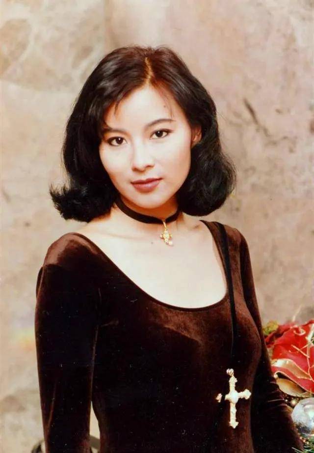 原创58岁港姐李美凤还记得吗人称电眼美女星途很短却嫁对了人