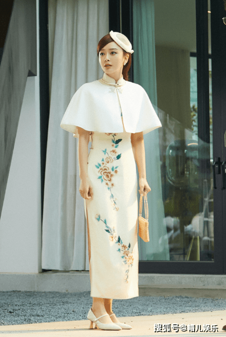 41岁秦岚旗袍造型很有东方美,婀娜身姿好惊艳,丝毫不显年龄感