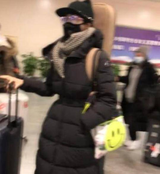 37岁陈妍希现身长沙，衣着单薄冻得直抖，孕后瘦