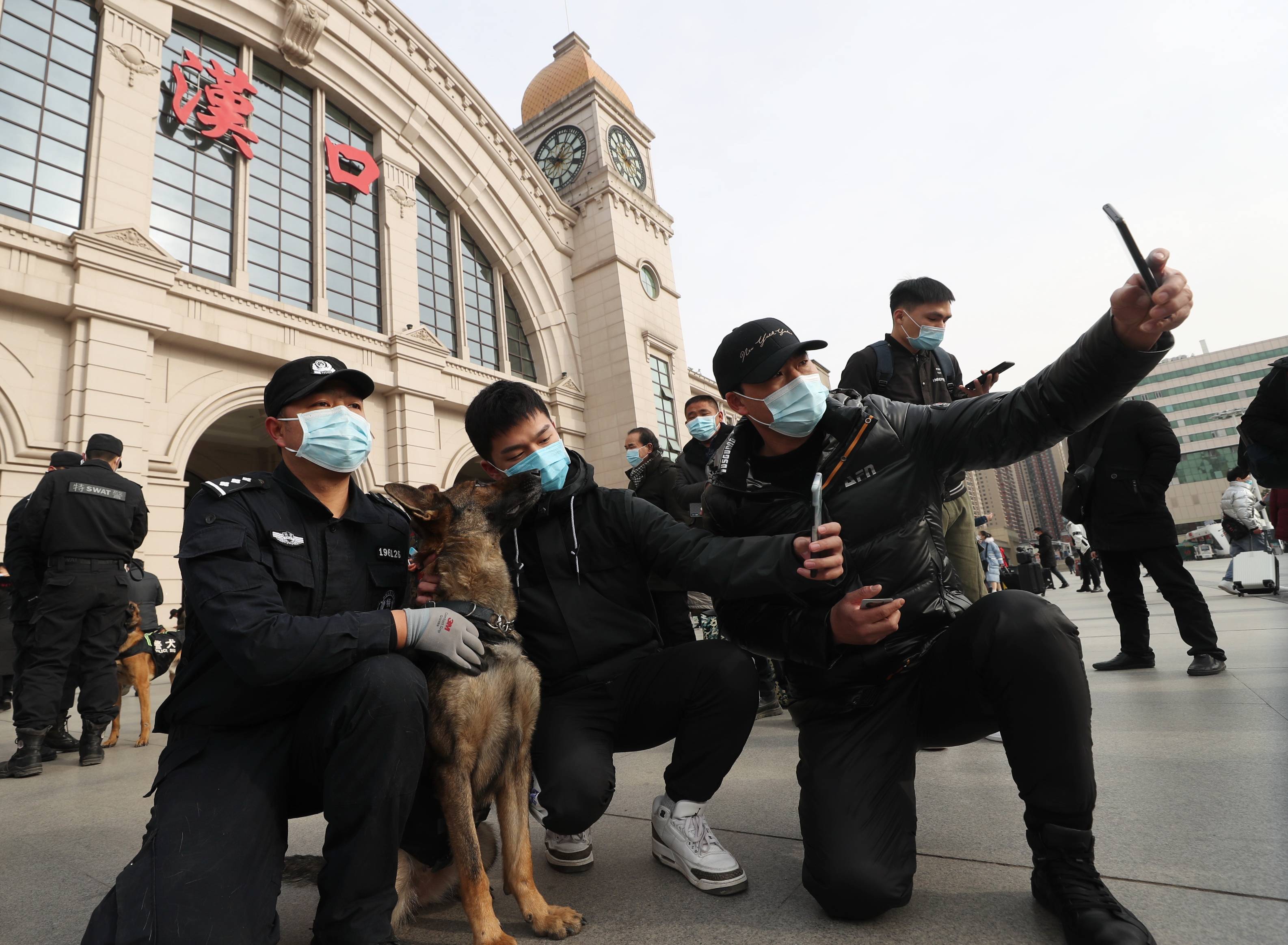 武汉铁路警方警营开放日无人机反制枪等悉数亮相