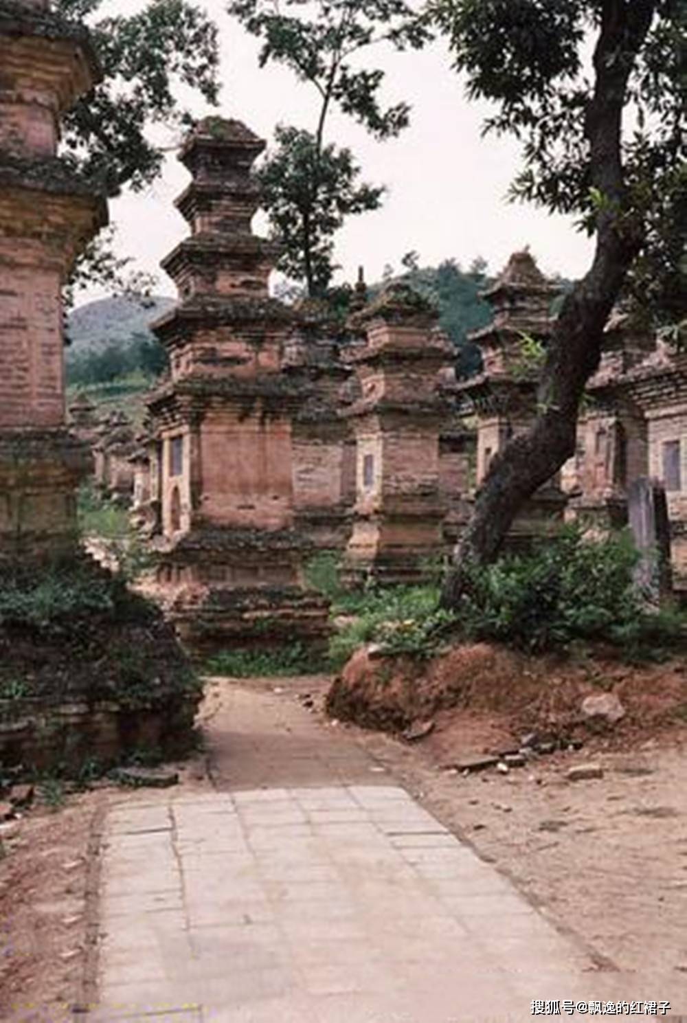 老照片:1983年的嵩山少林寺,因一部功夫电影公映而爆红