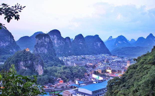 游客去桂林阳朔花100元登山看日落，当地人却说这是花了冤枉钱！