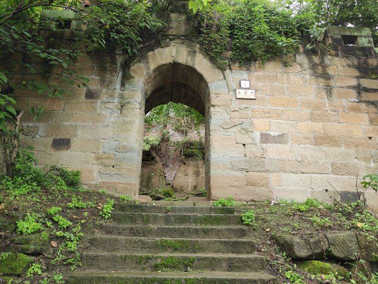 自贡城郊百年古寨子，地势险要风景秀丽，遗憾的是古建筑不多