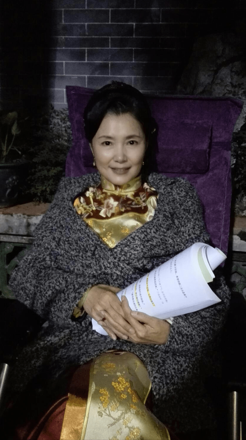 原创姜黎黎老年真优雅高贵穿西装搭珍珠项链和张金玲同框气质真好