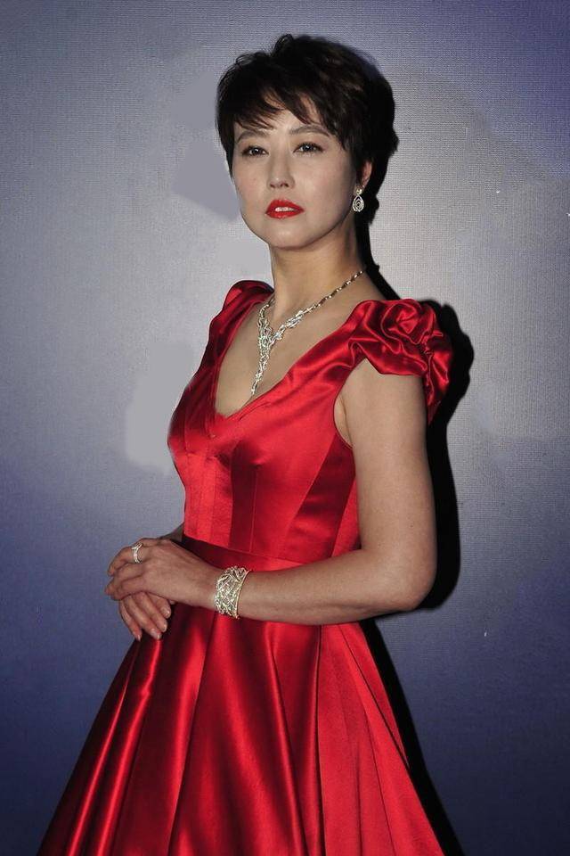 原创微胖的周海媚刷新时尚认知,穿红裙珠圆玉润,54岁也很有女人味