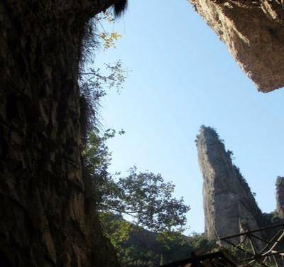 浙江永嘉县《石桅岩》相对高度306米，堪称浙南天柱，华夏之冠