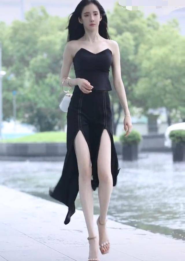 网红一姐潘南奎引争议,当众用长腿臀部关车门,秀性感被批博眼球