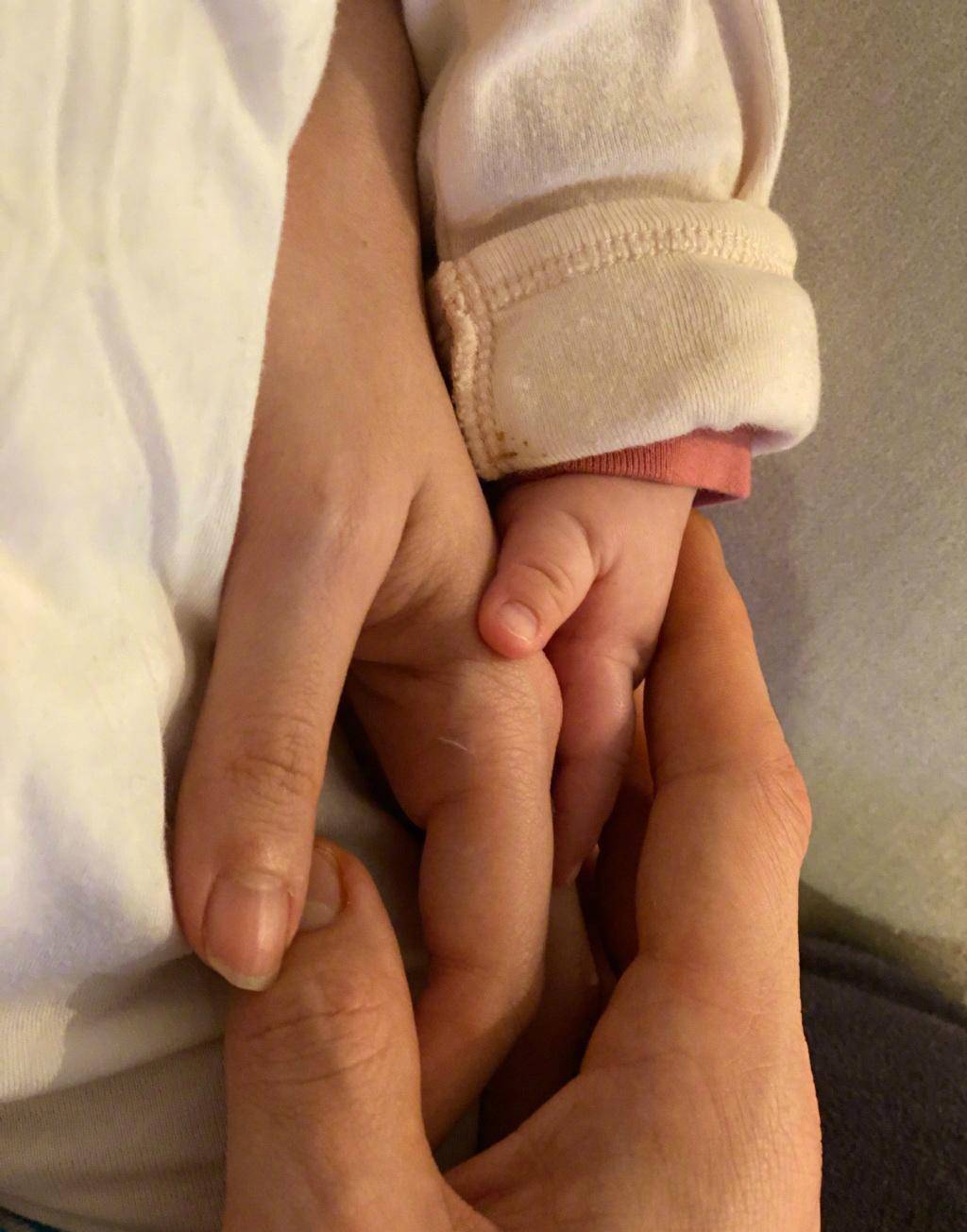 向佐郭碧婷女儿出生一百天,晒一家三口牵手照幸福庆祝,并透露女儿小名