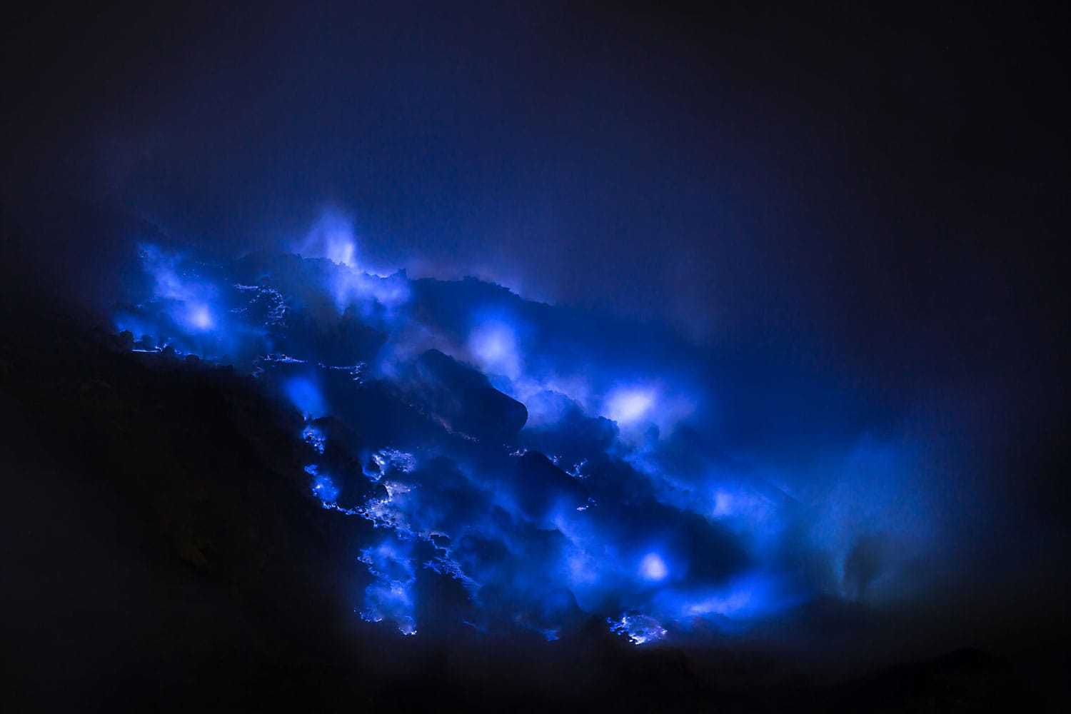 远足Kawah Ijen：蓝焰与世界上最大的酸性湖