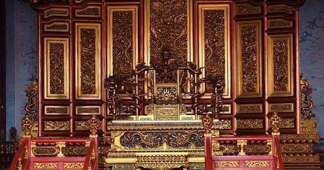 故宫中的龙椅坐起来舒不舒服，溥仪说：这张龙椅可没那么好坐！