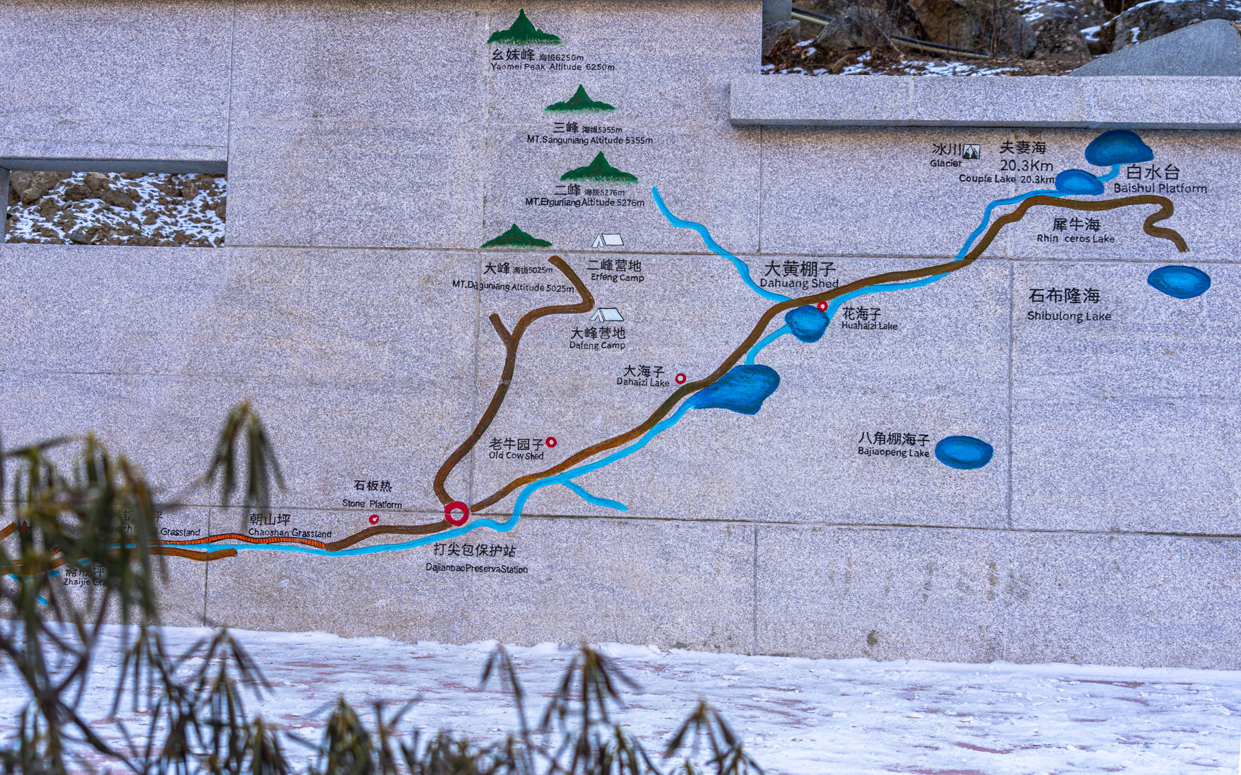 海子沟栈道前的线路图不同于长坪沟和双桥沟的地形,海子沟除了山门外