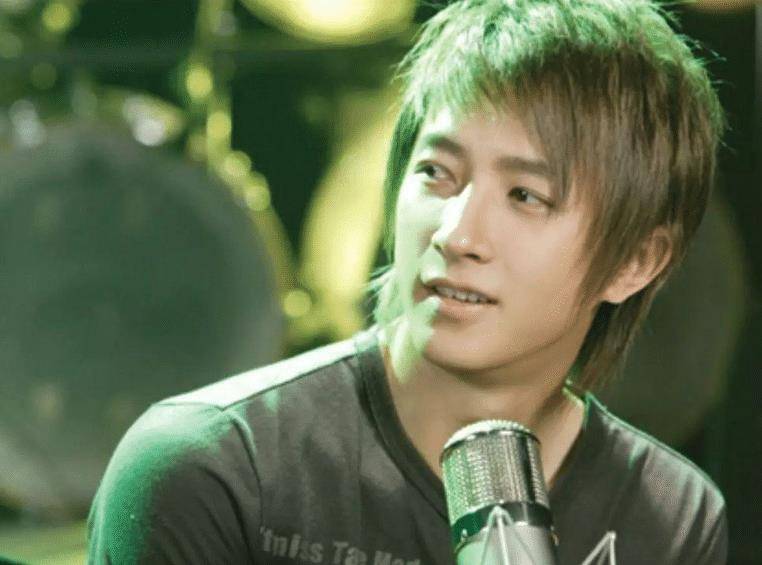 从戴面具演出到红极一时,"流量男神"韩庚,怎么销声匿迹了?