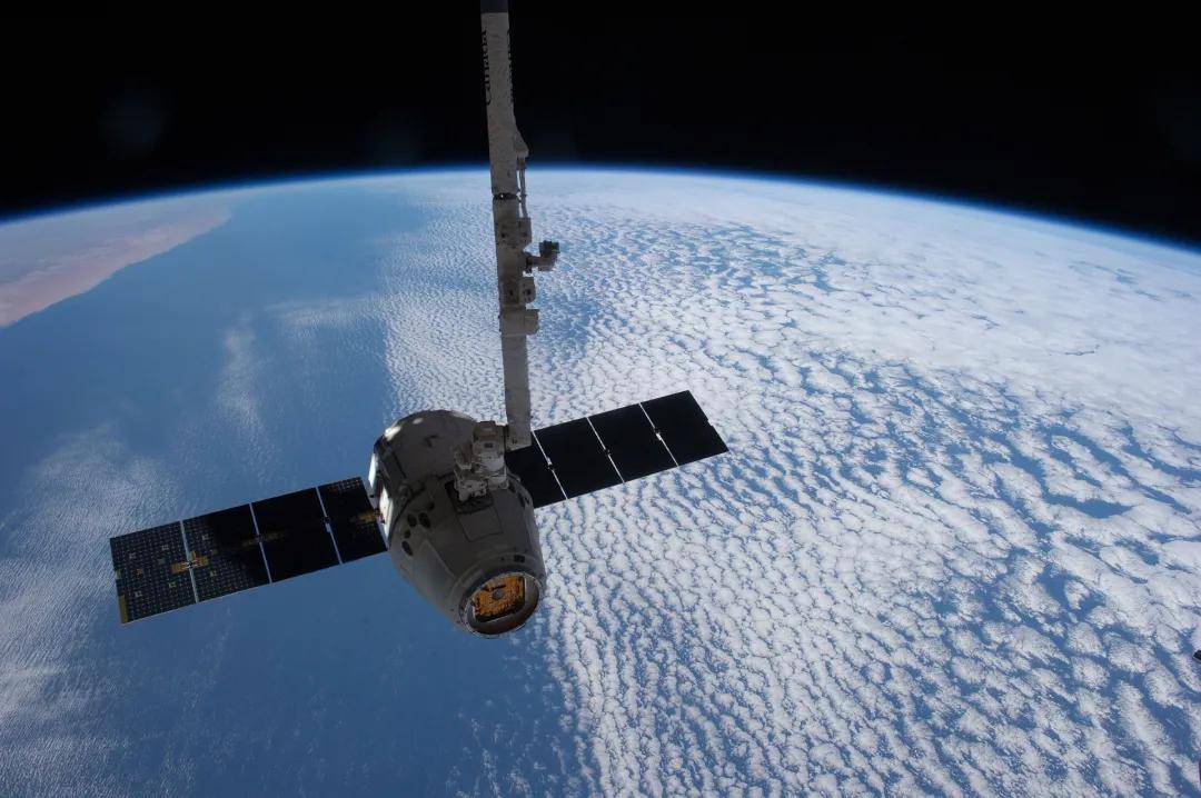 中国|马斯克尬舞开启新一轮太空竞赛，我们如何实现太空漫步？