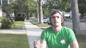 搞笑gif段子:编辑美女不好意思你的手机掉我手里了