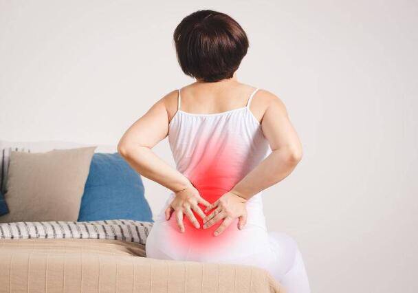 女性腰痛,可能与这3个原因有关,这4种方式可改善,不妨试试