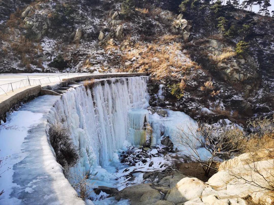 济南城边免费天然冰瀑奇观,冬日暖阳里的冰雪胜境