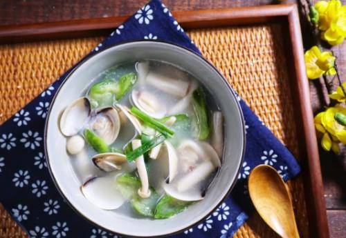 出锅咯~一道味道鲜美,营养丰富的白贝海鲜菇丝瓜汤就制作完成咯~非常