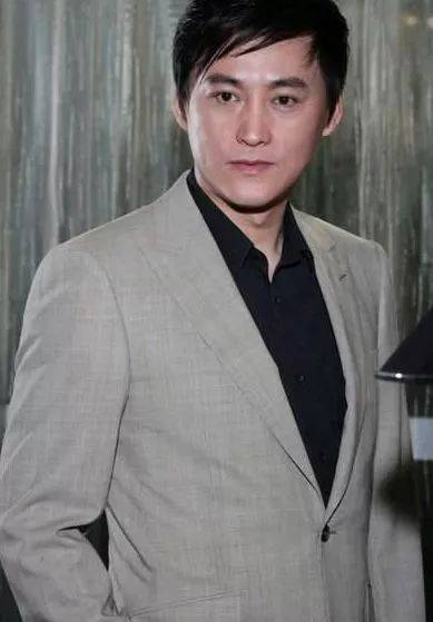 国家一级演员娶小16岁娇妻如今儿子已5岁一家三口很幸福