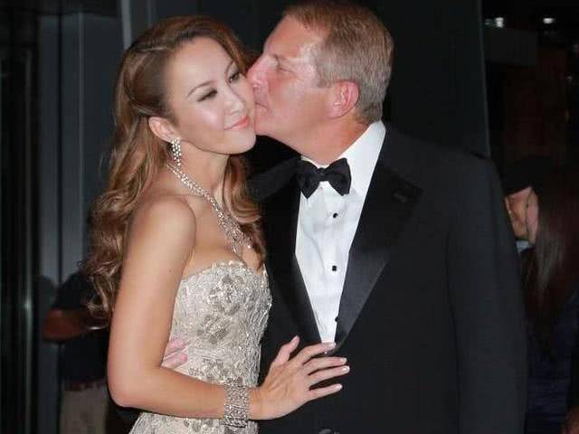 李玟多少岁出道的 c58c36b6559a41c7b1ee910004966bfe.jpeg