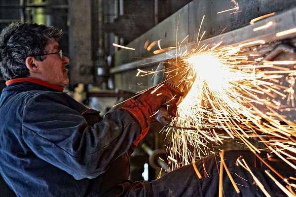 电焊工成为了全国紧缺职位,而工人却在找