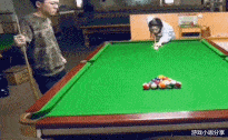 搞笑gif:这球技厉害了,就一杆球全进了