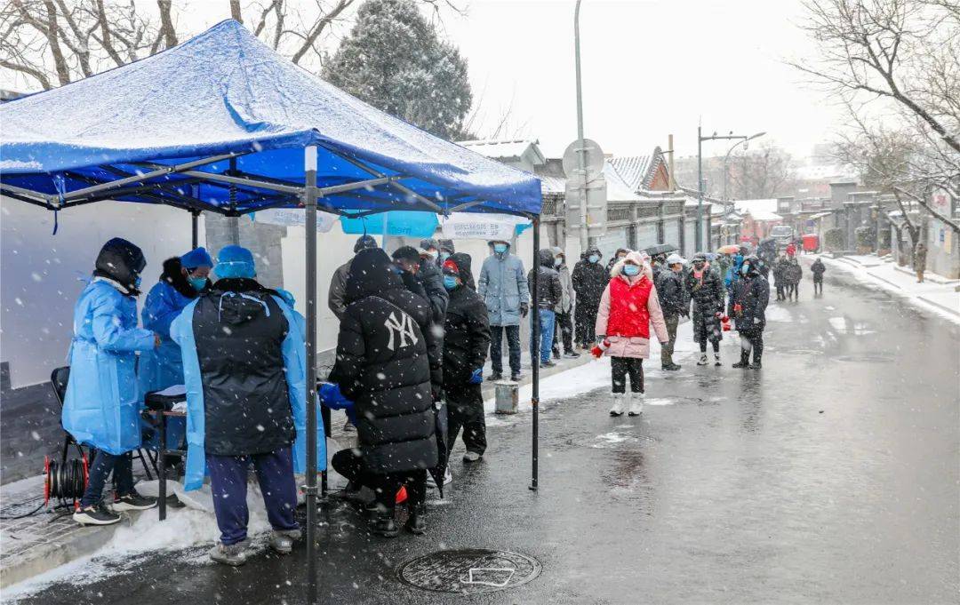 1月19日清晨,在漫天雪花飞舞中,在零下8度的严寒里,由北京大学首钢