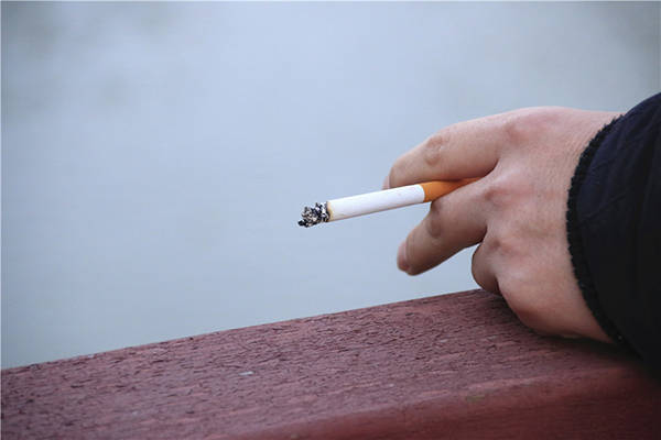 抽烟时,只抽上半截,烟屁股不抽,是不是能降低危害?