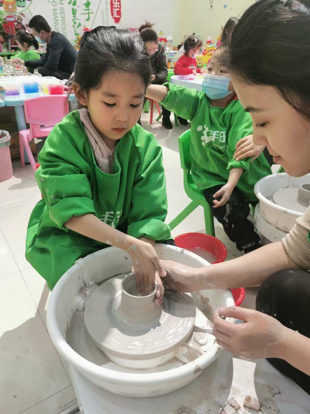 儿童陶艺制作过程_手机搜狐网