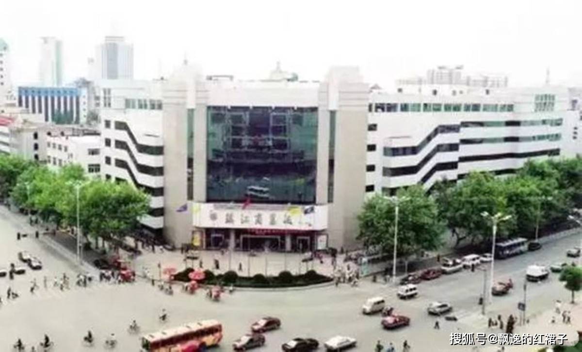 图为1980年代的镇江商业城,那时候的大市口是镇江最繁华的地段,住在