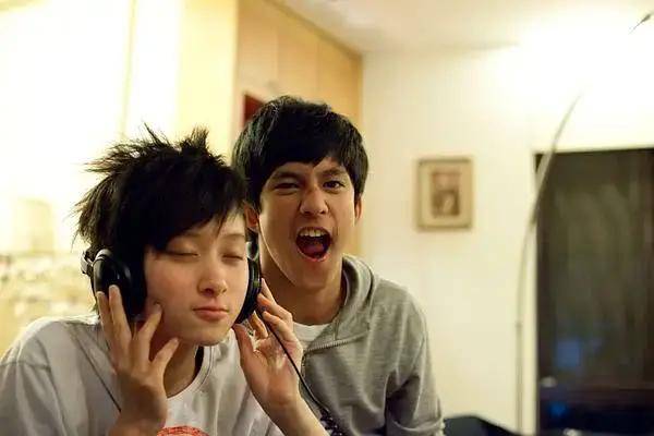 原创被网暴了7年的最丑女明星,突然和绝美的女朋友结婚了?