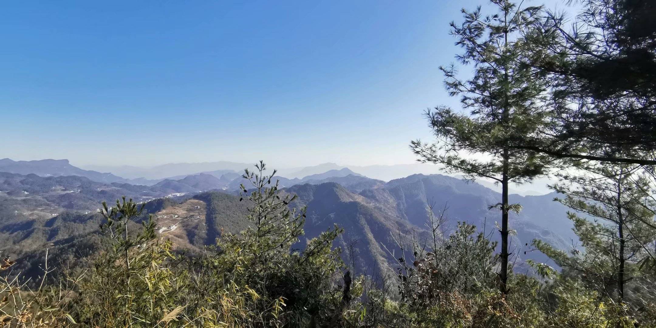 广元尖山子海拔1700米,层峦叠嶂千峰竞秀,来回两个半小时!