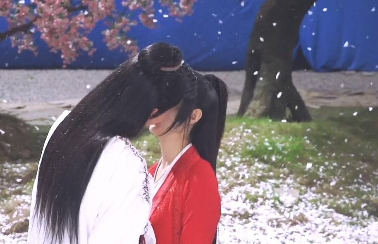 《有翡》赵丽颖王一博花瓣吻花絮流出,被按头亲吻,画面唯美