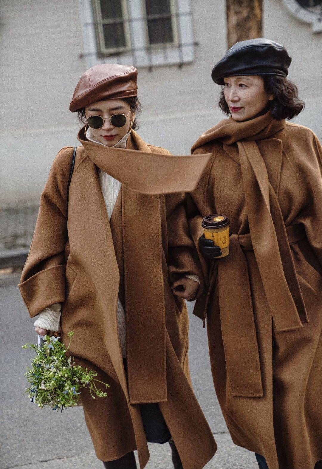 原创三木母女的咖色大衣太美60岁妈妈这么穿惊艳整个冬天