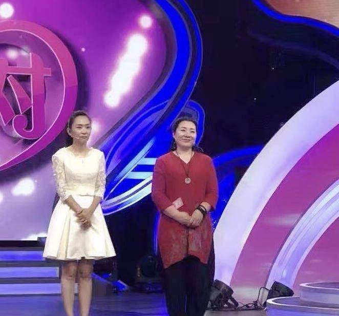 原创主持人王芳上班照,穿蕾丝紧身裙,身材走形严重还有小肚腩!