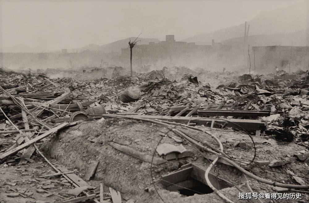 原创老照片日本长崎遭受原子弹袭击的第二天好一个人间炼狱