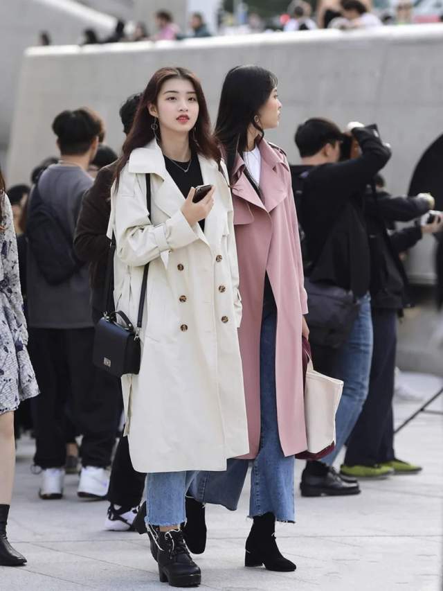 白色双排扣风衣叠穿黑色针织衫,蓝色直筒牛仔裤衔接黑色短靴,女神范儿