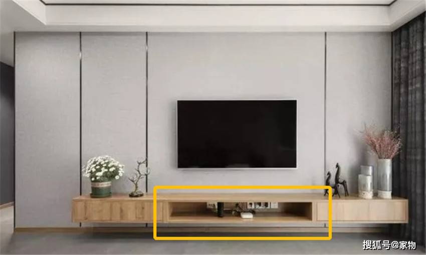 建议选择把插座安装在电视柜 内, 其他线路通通可以放在柜子的空位上