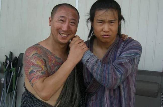 他的妻子小牡丹现在经常活跃在网上.