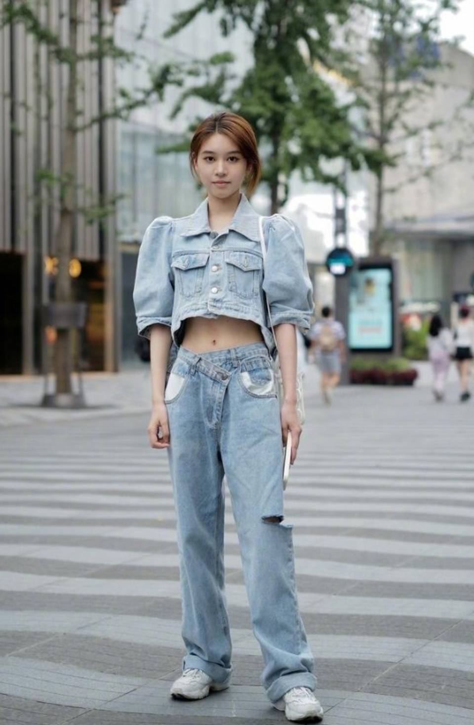 路人街拍,美女穿一件高腰款式的牛仔上衣,看着很凉爽