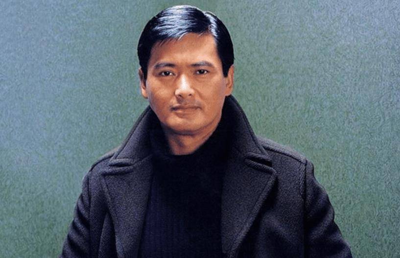 图片中的孙莉真的是大快朵颐啊,完全没有看镜头,低头狂吃.