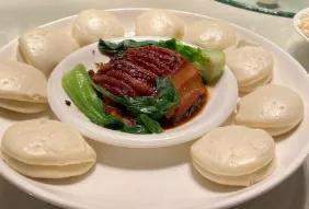多店【解家河南菜】梅菜扣肉,很大一份,肉汁很多,蘸着荷叶饼就很好吃