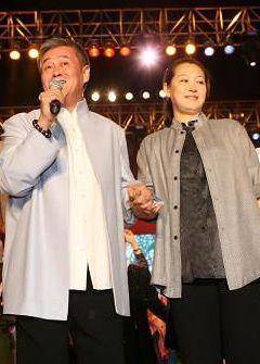 赵本山全家罕合影55岁二婚妻子美貌更甚当年女儿却太网红脸