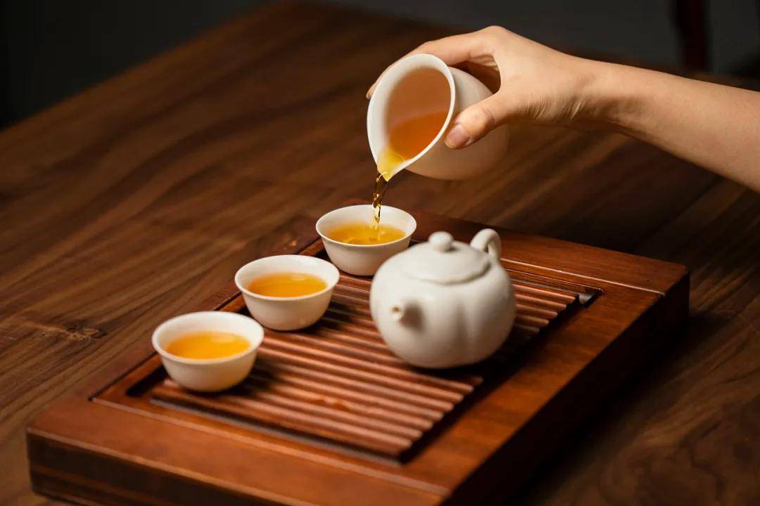 10 喝茶者可以伸手去泡茶者的"领域,拿壶拿茶海倒茶吗?