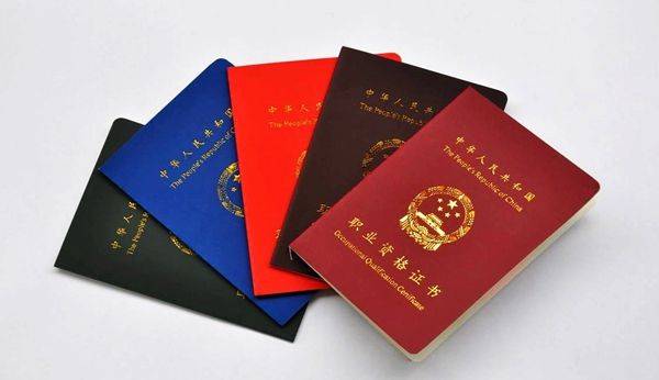 只要相关考试,拿到这个消防员资格证书,就可以上岗了.