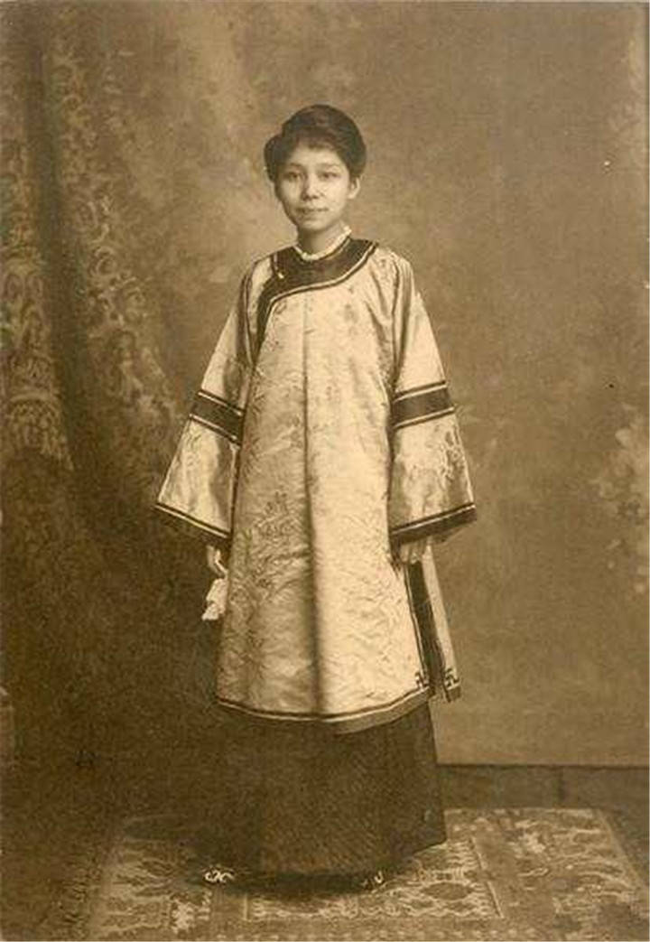 清末老照片乡下地主领着年幼小妾出镜老宫女在宫墙角荡秋千